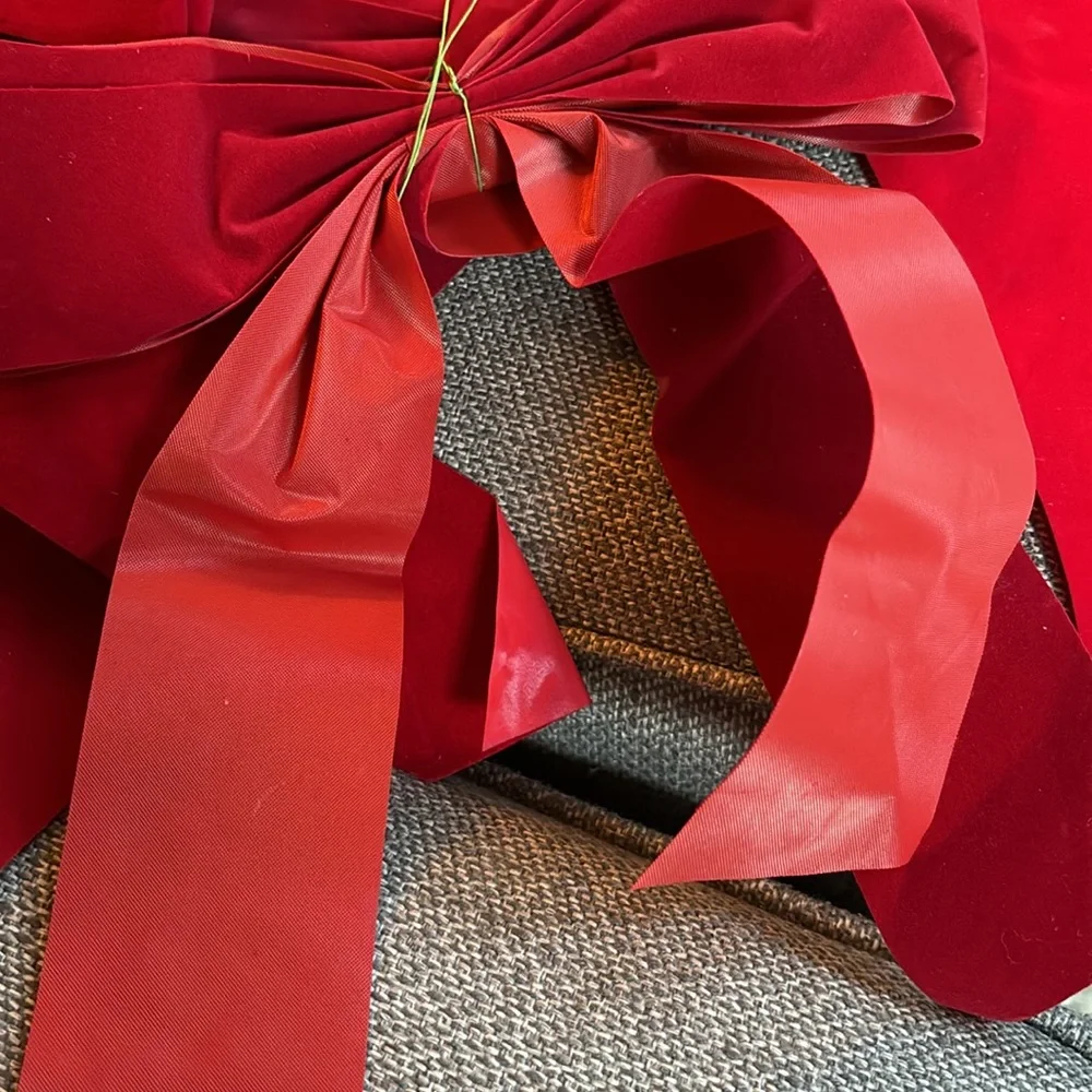 Lot of vintage red,burgundy,plaid velvety bows ￼